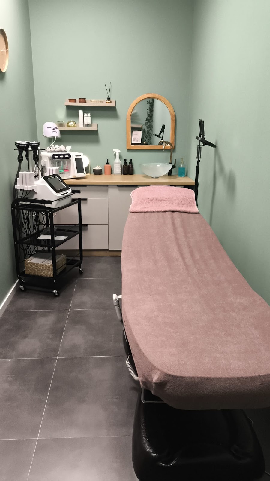 Gabinet zabiegowy MK Beauty Room - miętowe ściany, profesjonalny sprzęt kosmetologiczny