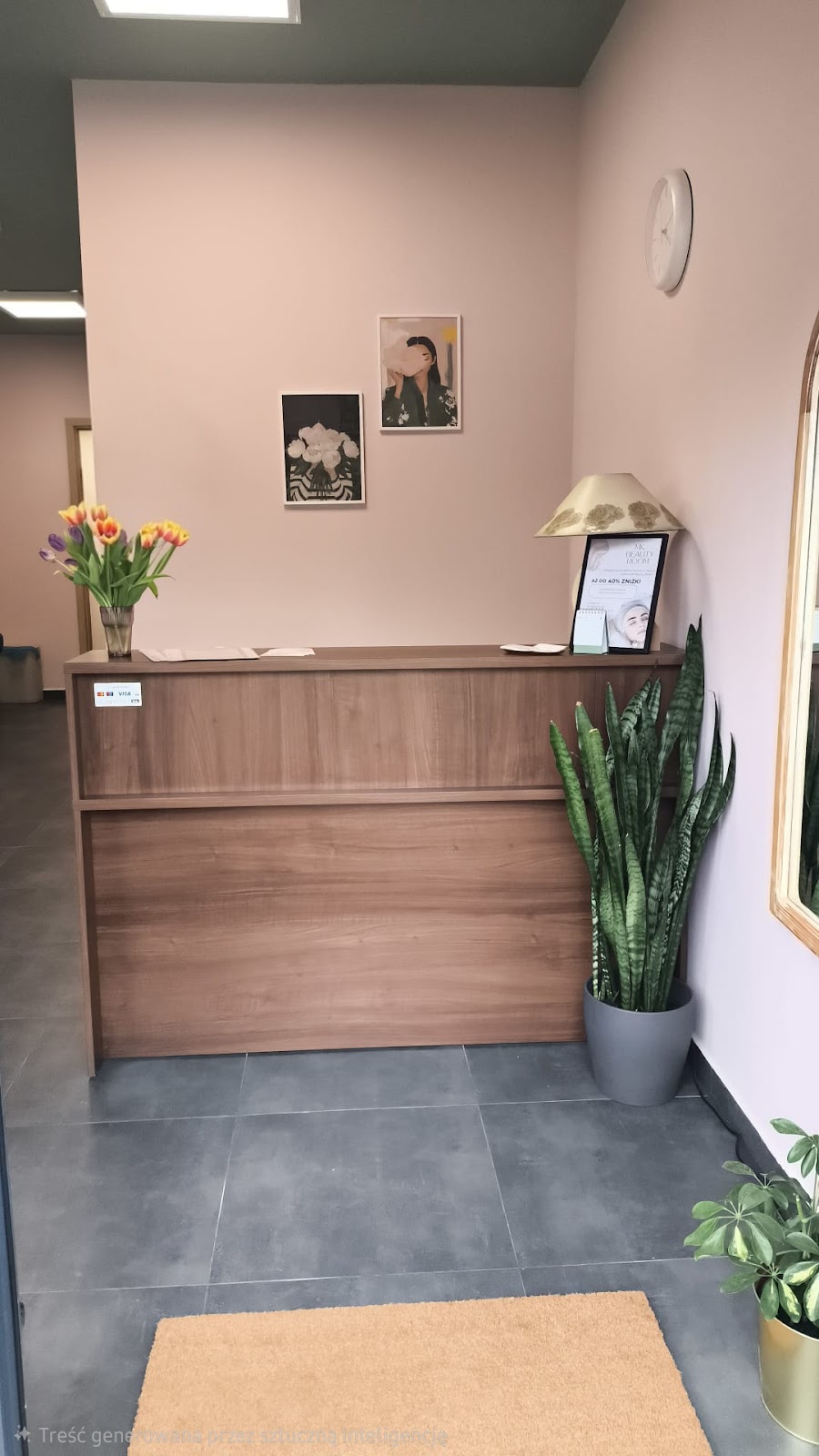 Recepcja MK Beauty Room - drewniana lada, tulipany, plakaty